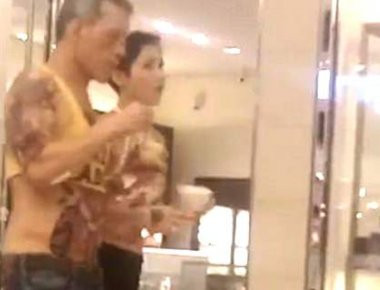 Ο βασιλιάς της Ταϊλάνδης σε βίντεο γεμάτος τατουάζ και... γυναικεία ρούχα! (φωτό, βίντεο)
